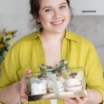 Какой подарок подарить женщине 60