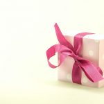 Каким женщинам делают подарки